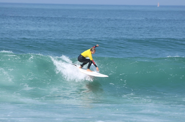 Surfeuse sur une vague 