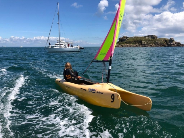  Navegante en su catamarán 