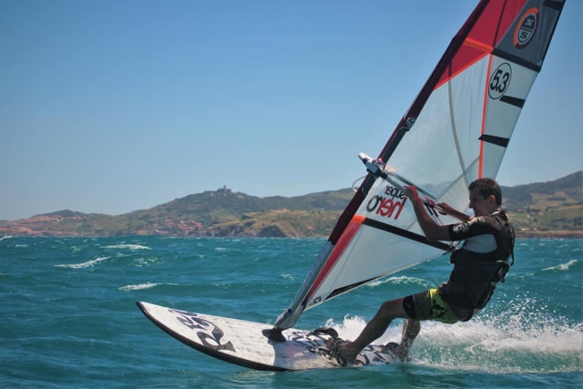  Mieten Sie ein Windsurfbrett 