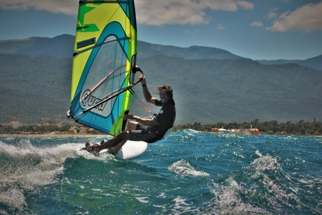  Surfen auf den Wellen beim Windsurfen