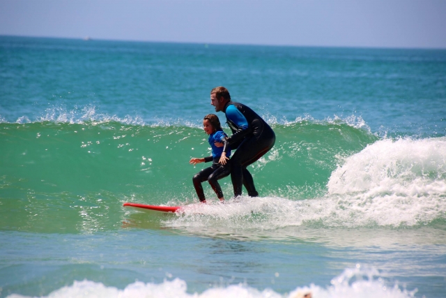 Session de surf avec moniteur