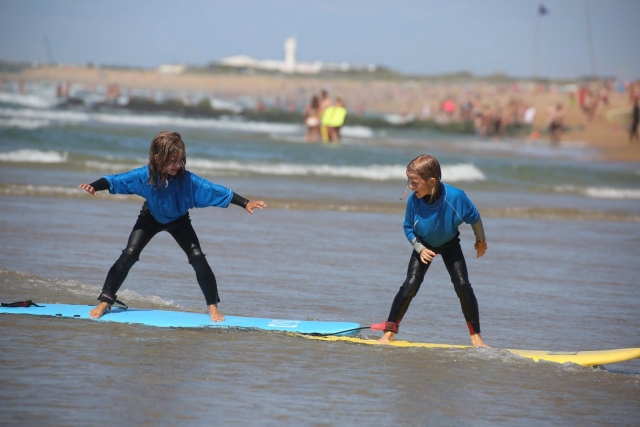 Surf pour enfants dans l'Océan Atlantique