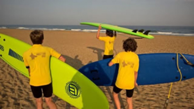 Apprendre le Surf en se faisant de nouveaux amis 