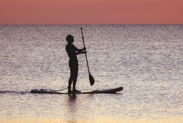 Stand up paddle au crépuscule