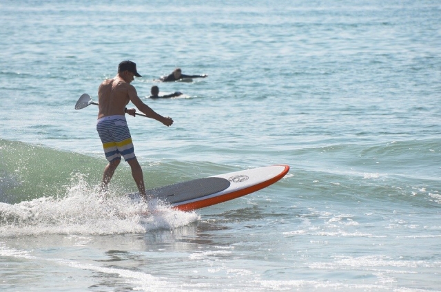 Naviguer sur les vagues en paddle