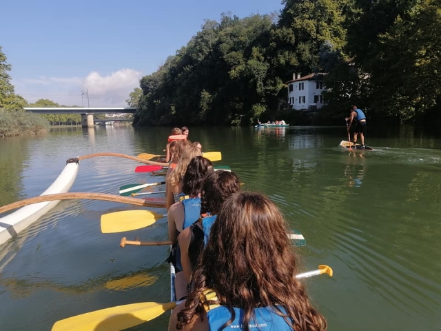 Canoa hawaiana con gli amici 