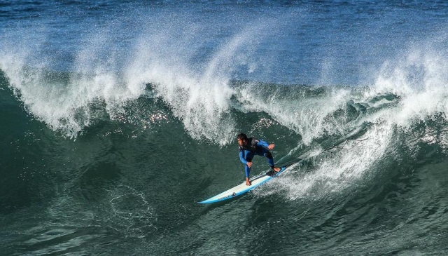  surfista em uma onda