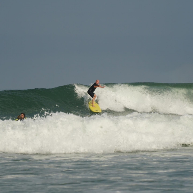 Surfer sur les vagues de Biarritz 