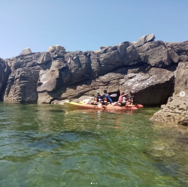  Kayak junto a las rocas 