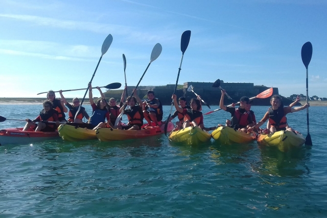  kayak di gruppo con pagaie in aria 