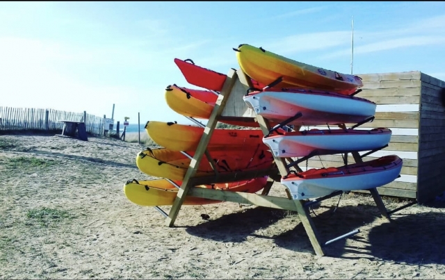  kayak prolungato sulla spiaggia 