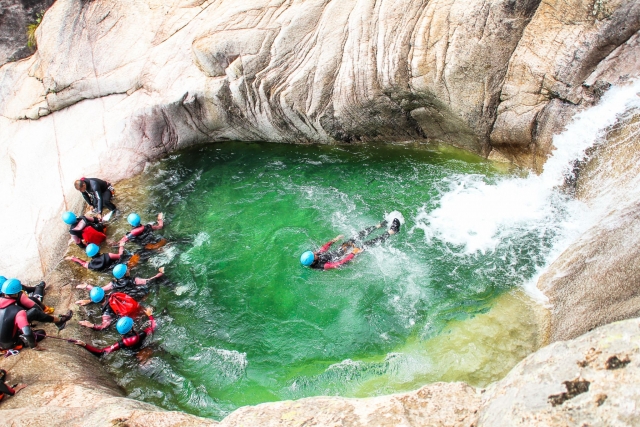  Nadar en el cuerpo de agua 