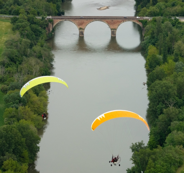  Duo flight in a paramotor 