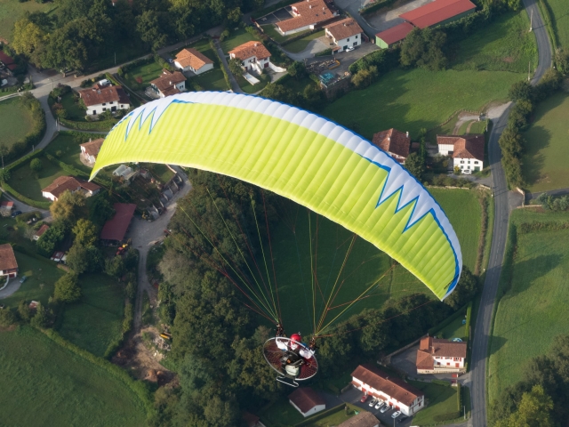  Descoberta paramotora com piloto 