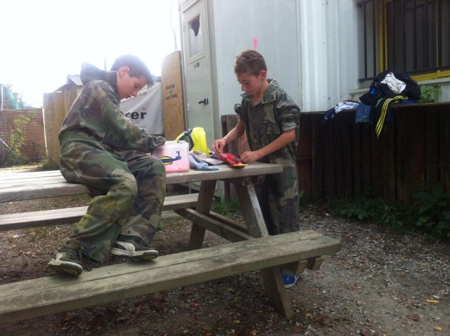  Bambini che preparano la pistola per paintball 