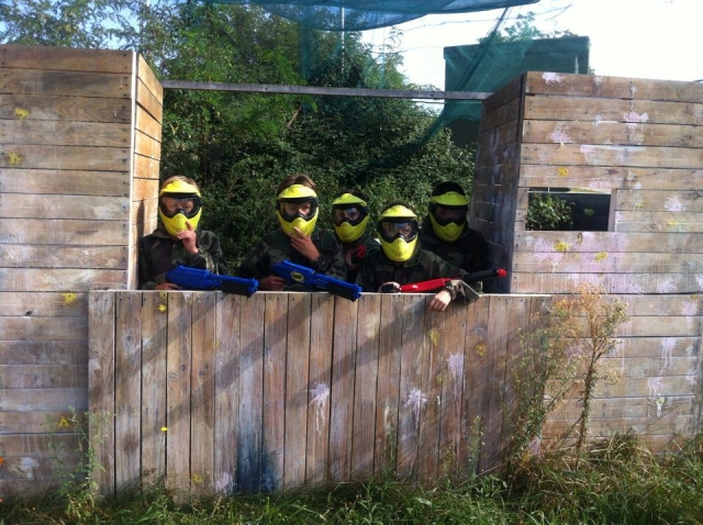  Strategia di gruppo tra bambini al paintball 