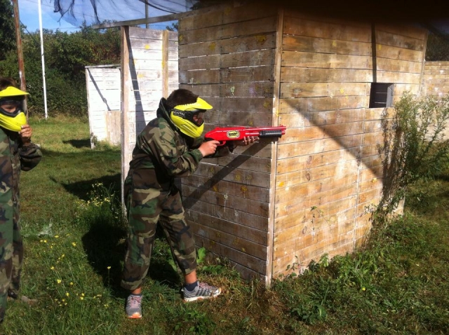  Bambino nascosto paintball 
