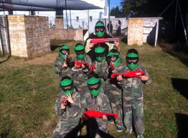  Gruppo di bambini che giocano a paintball 