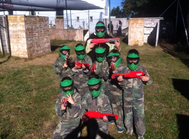  Foto di gruppo di bambini attrezzati per giocare a paintball 