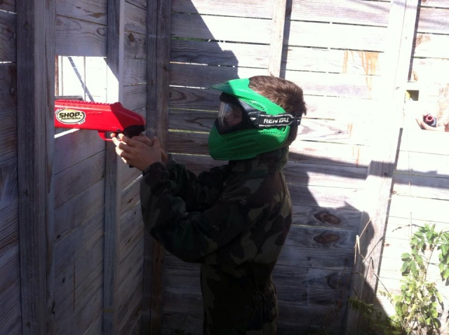  Ragazzino nascosto in un rifugio per paintball 