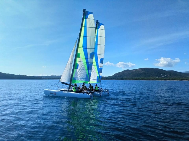 Catamaran sur l'île de beauté