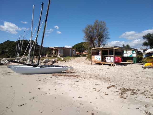 Cabanon sur la plage de la baie de Pinarello 