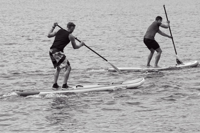 Deux hommes qui naviguent en Stand Up Paddle 
