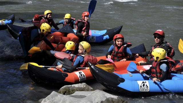  Children rafting