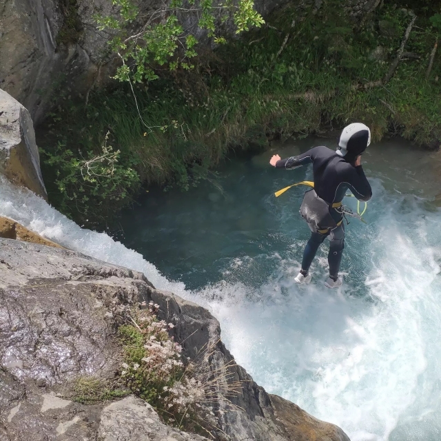 Salta nel fiume 