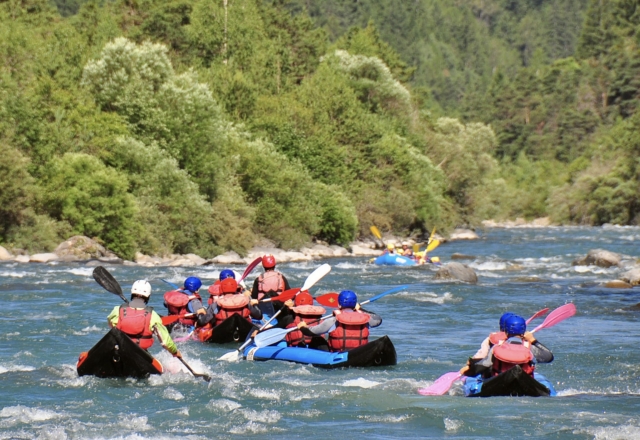 Canoa de cachorro-quente Ride no rio ALPES 