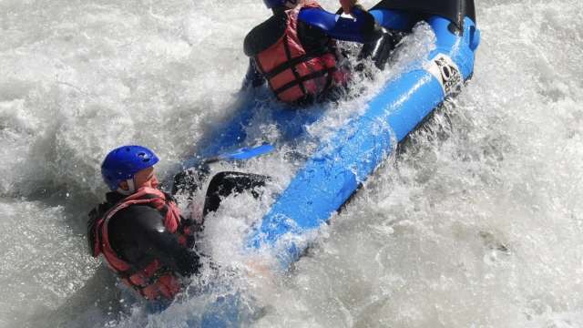  Grande onda che sommerge la canoa con hot dog 