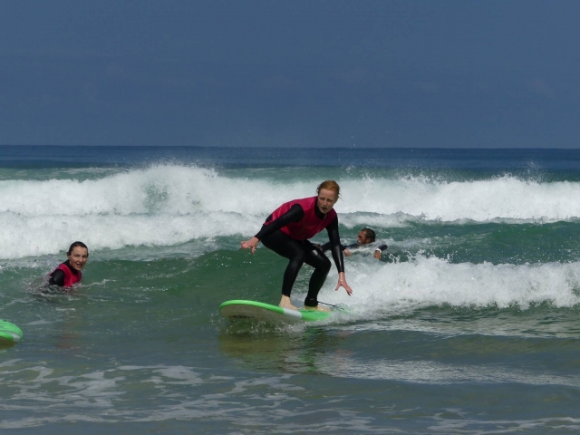 Surfer sur les vagues du sud