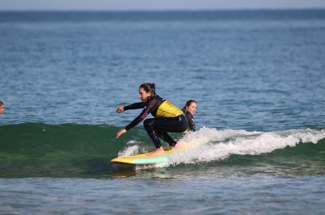 Mädchen surft auf der Welle 