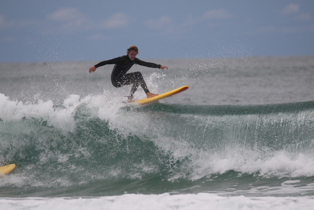  Surfen auf einer großen Welle