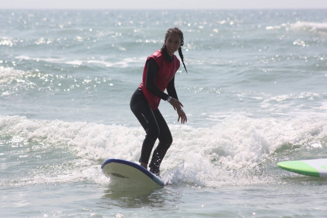 Surfer à la surface de l'eau