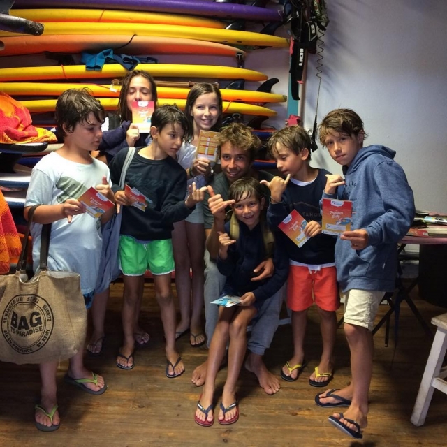  Child surfing group 