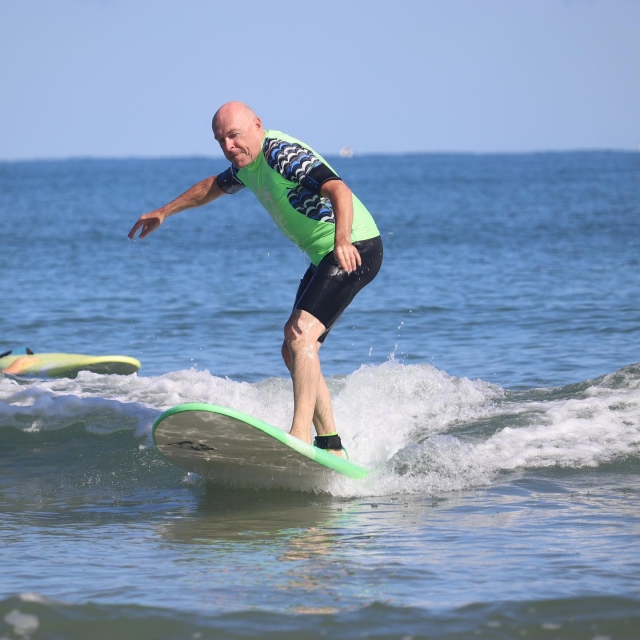  De pie sobre la tabla de surf 