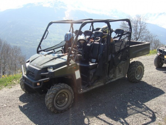 Buggy am Rande der Berge 