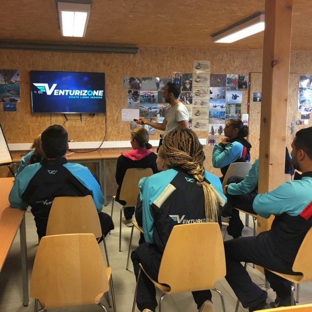  Instructor of the activity by a guide. 