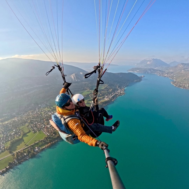  Gleitschirmflug über dem See von Annecy 