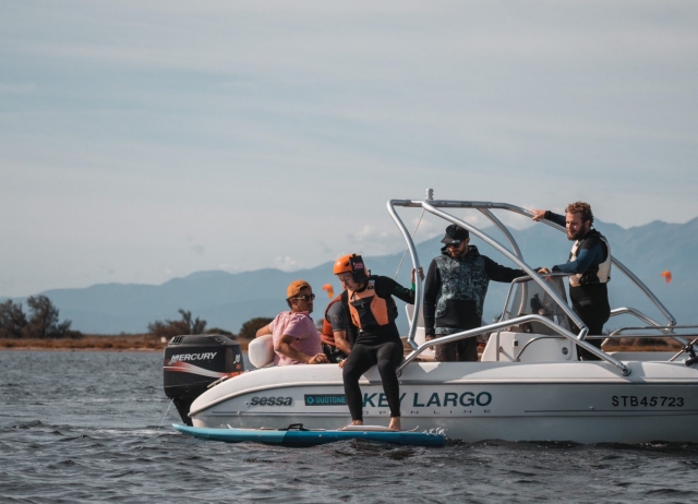  Kitesurfing launch 