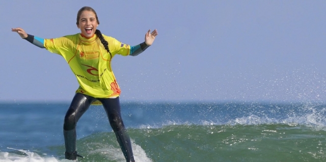  Auf dem Surfbrett stehend