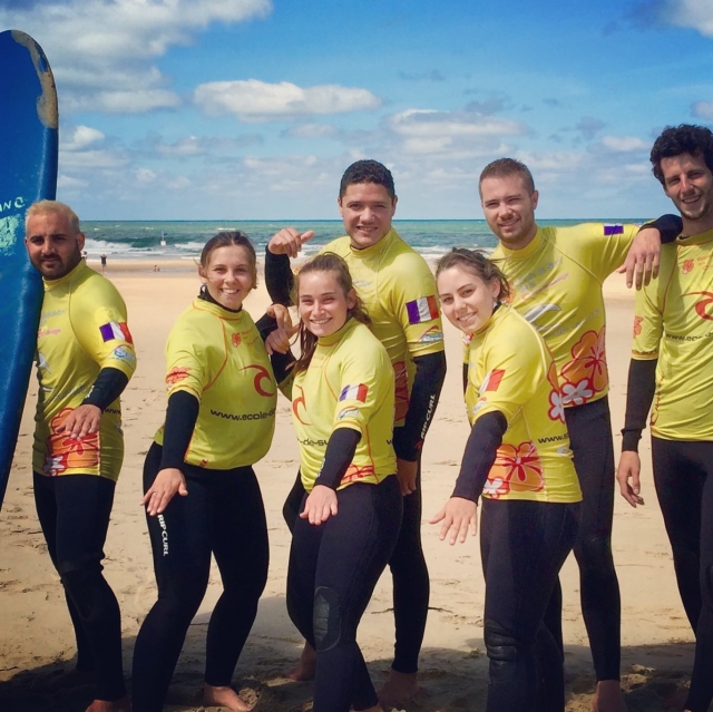 Surfgruppe am Strand 