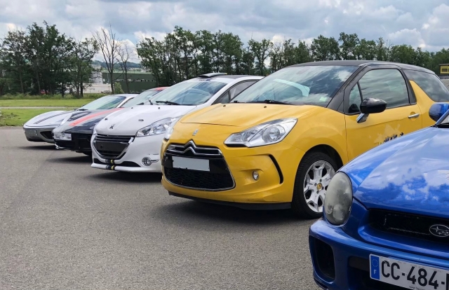  Coches de carreras estacionados