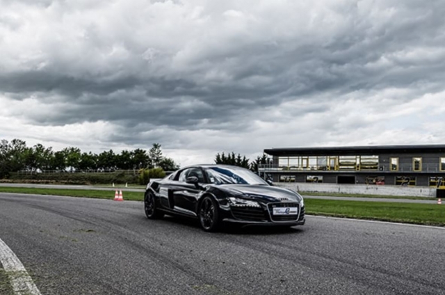 Un'auto sportiva 