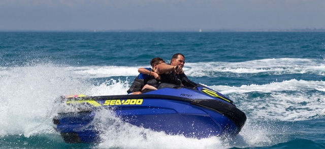 Vater und Sohn Jet-Ski-Fahrt 