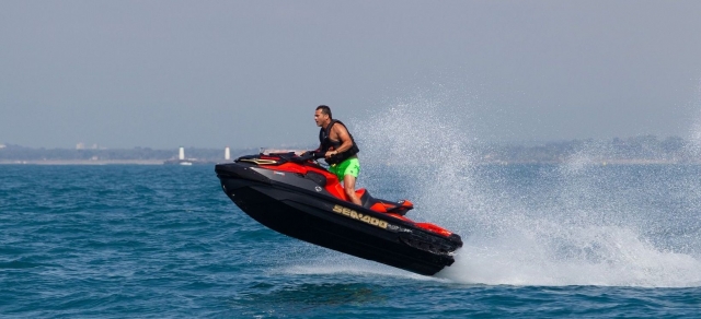  Jet-Ski schwebt darüber das Wasser