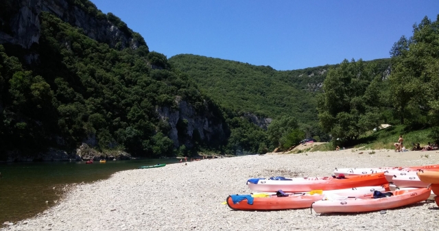 Brun à beira do Ardèche 