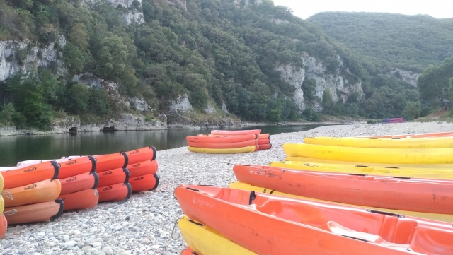  Canoa na lateral do Ardèche 