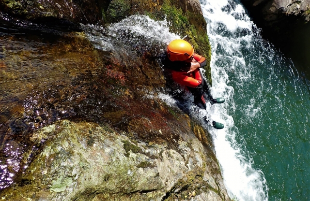  Tobogán sobre las rocas 
